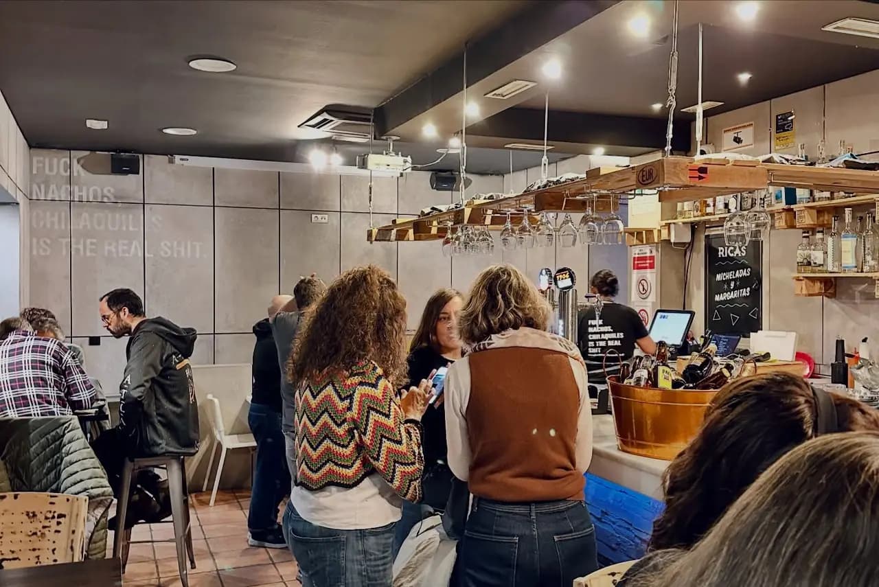 La barra llena en una noche de Benditos Sueños