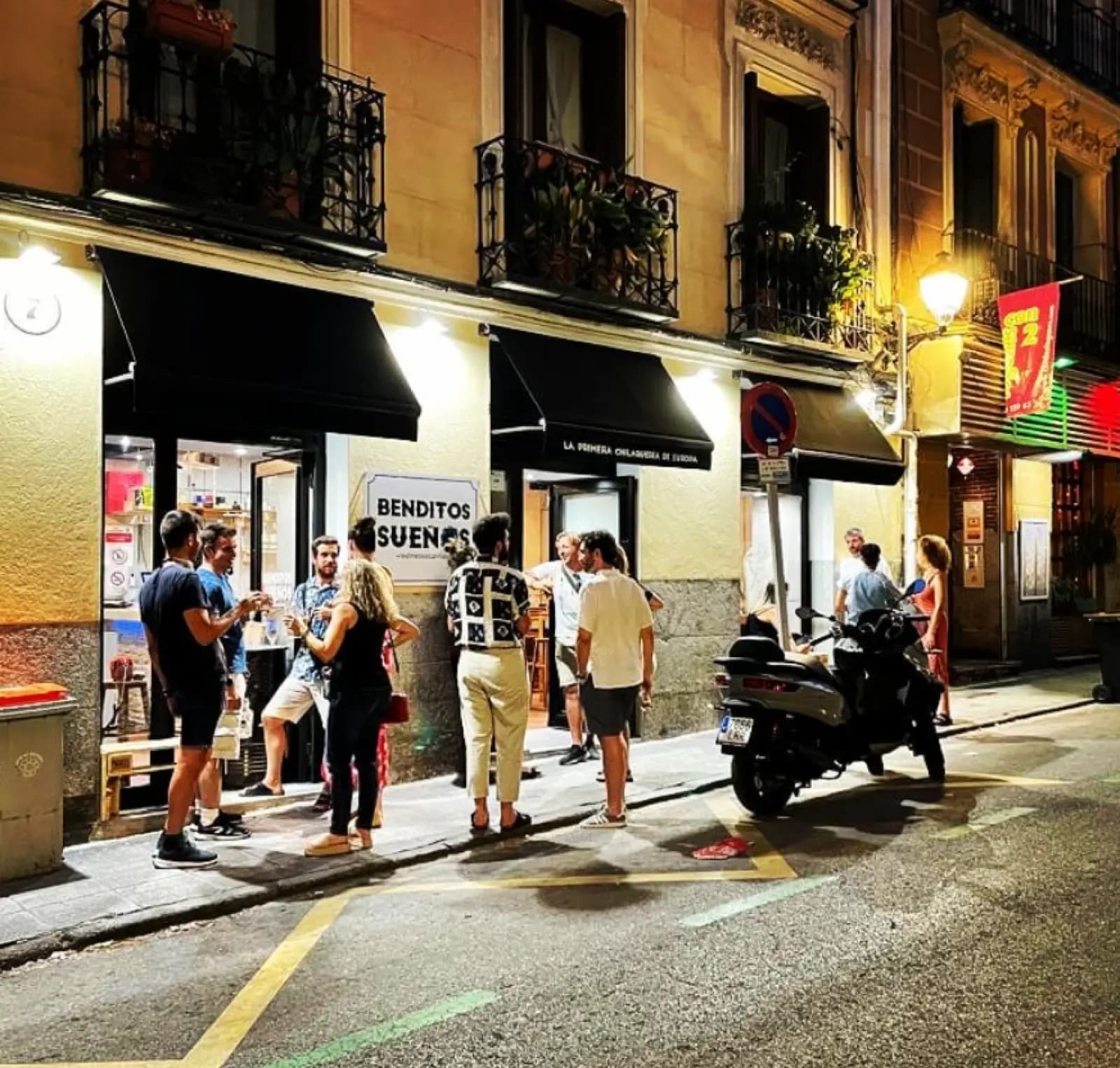 Fachada nocturna de Benditos Sueños en Madrid