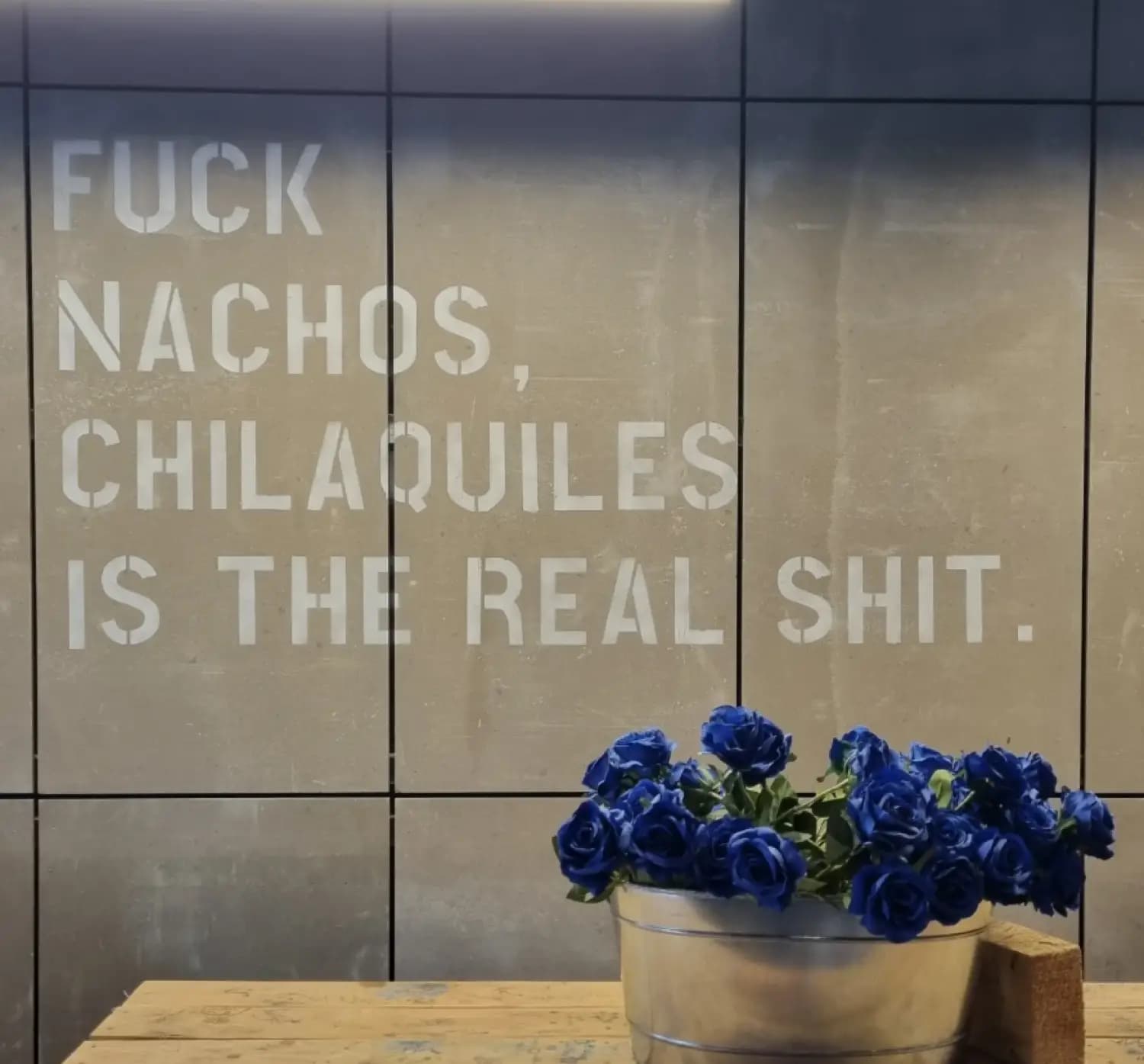 Pared pintada: chilaquiles is the real shit, con rosas azules