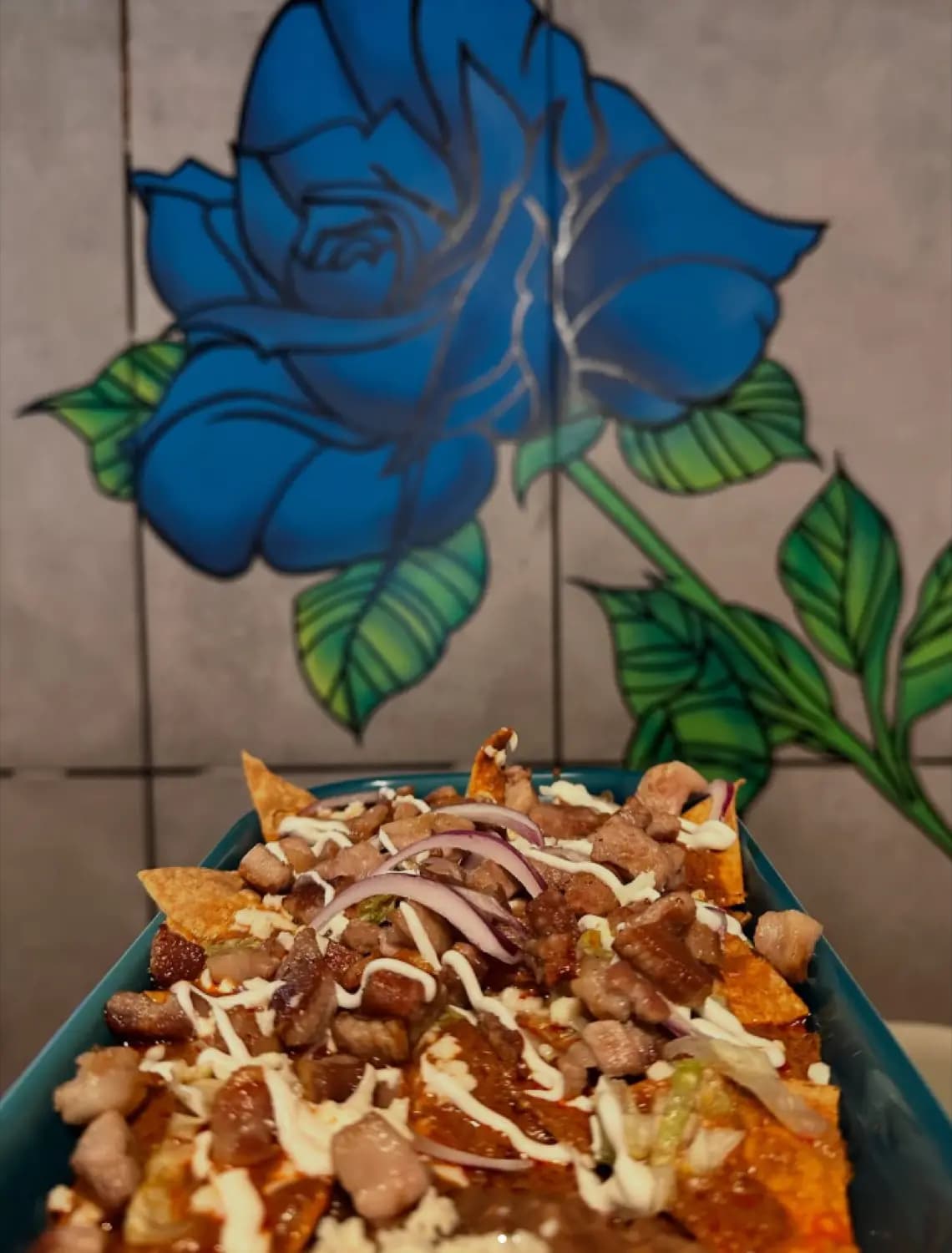Chilaquiles frente al mural de la rosa azul